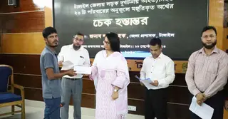 টাঙ্গাইলে সড়ক দুর্ঘটনায় হতাহতের পরিবারকে অনুদানের চেক হস্তান্তর